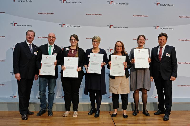 Die Frauen- und Gleichstellungsbeauftragte Dr. Nadyne Stritzke (Mitte) nahm für die JLU das Zertifikat „audit familiengerechte hochschule“ in Berlin entgegen. 