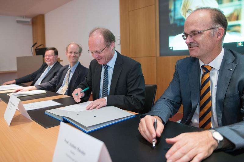 Prof. Volker Reuter, Rektor der Hochschule Ulm, und Uni-Präsident Prof. Michael Weber (v.r.) unterzeichnen die Ordnung des neuen Zentrums