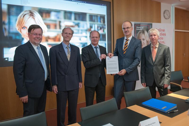 Prof. Hermann Schumacher (SAPS), Ministerialrat Steffen Walter (MWK), Universitätspräsident Prof. Michael Weber, Hochschulrektor Prof. Volker Reuter und Prof. Thomas Engleder (SAPS) (v.l.)