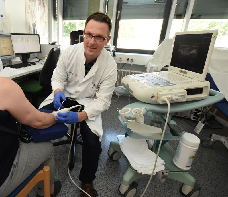 Dr. Robert Untucht behandelt Patienten, die aufgrund von Dystonie- und Spastik-Erkrankungen unter schmerzhaften Verkrampfungen leiden. Sie lassen sich mit dem Nervengift Botulinumtoxin behandeln. 