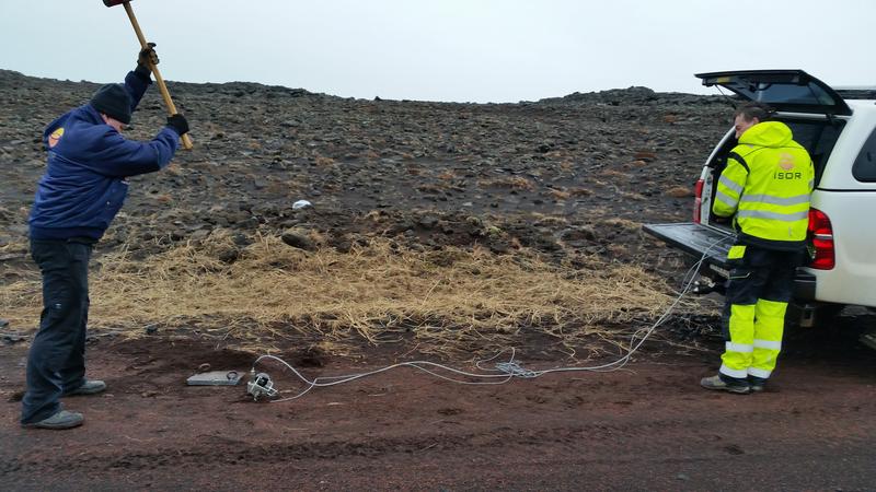 Glasfaserkabel, die bereits für Telekommunikation verwendet werden, lassen sich zu Seismometern umfunktionieren. Tests auf Island haben gezeigt, dass die Kabel Hammerschläge registrieren. 