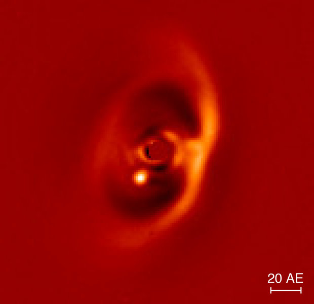 Nah-Infrarot-Aufnahme der PDS70-Scheibe aufgenommen mit dem SPHERE-Instrument. Der junge Exoplanet PDS 70 b ist deutlich als helles Signal am inneren Rand der Lücke (dunkler Bereich) zu erkennen. 