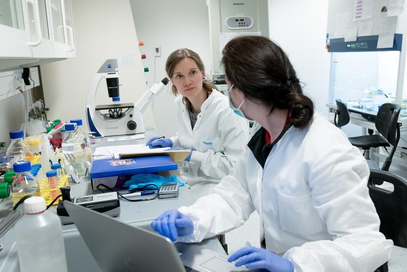 Vorbereitung des Weltraumexperimentes. Dr. Svantje Tauber (links) und Dr. Cora Thiel (rechts).