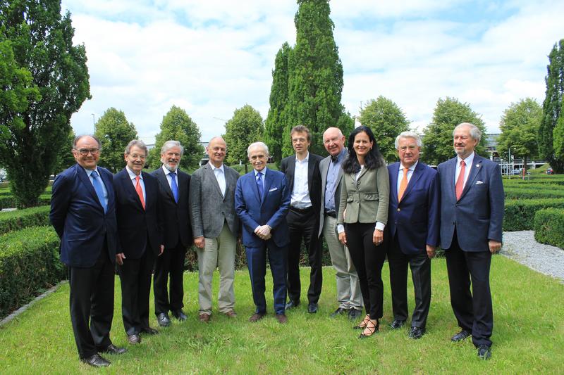 Toni Garcia. Prof. Dieter Hoelzer, Prof. Karl Welte, Prof. Hans-Jochem Kolb, José Carreras, Prof. Andreas Neubauer, Prof. Günter Henze, Dr. Gabriele Kröner, Hermann Holzapfel, Prof. Rüdiger Hehlmann 