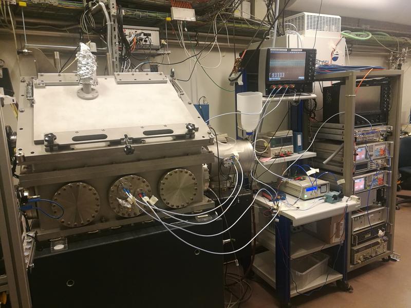 Dieser Kasten ist MAXYMUS, ein Messplatz für ultraschnelle Dynamik bei BESSY II, einer 80 Meter breiten Synchrotronstrahlungsquelle, die am Helmholtz-Zentrum Berlin in Adlershof steht.