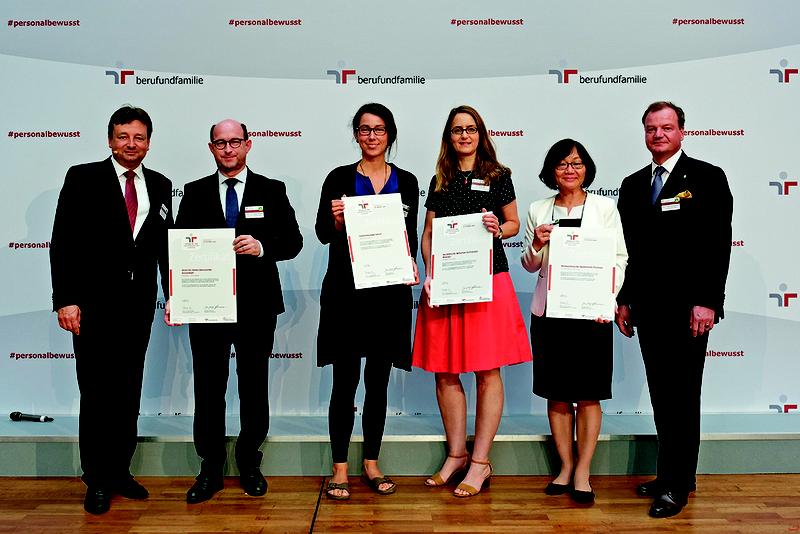 Tina Morgenroth (3. v.l.) nahm in Berlin das Zertifikat zum „audit familiengerechte hochschule“ für die Fachhochschule Erfurt entgegen.