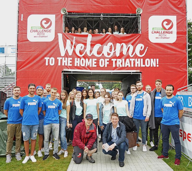 Florian Riedmüller und Markus Englert mit den Studierenden bei den Vorbereitungen zur Datev Challenge Roth