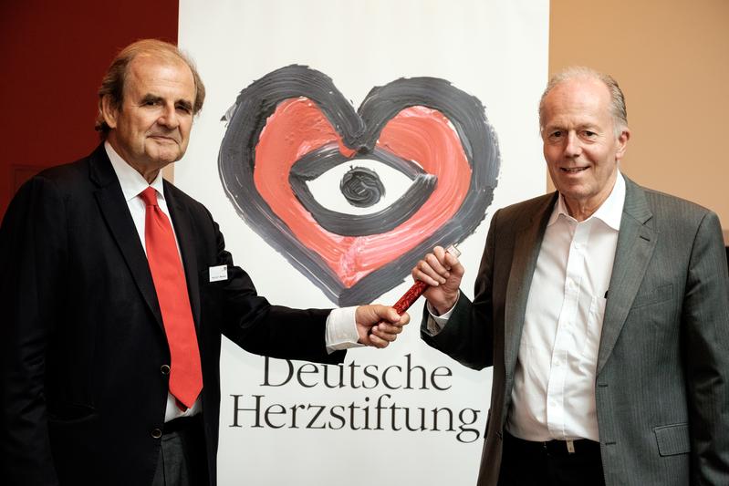 Die Belange der Herz-Kreislauf-Patienten immer im Blick: „Staffelstabübergabe“ von Prof. Thomas Meinertz (l.) an seinen Nachfolger Prof. Dietrich Andresen.