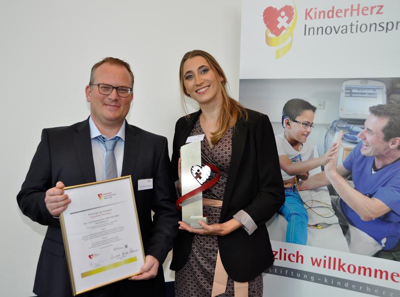 Kinderkardiologe PD Dr. Kai-Thorsten Laser und Lerntherapeutin Julia Phorisch freuen sich über die hochdotierte Unterstützung zur Entwicklung eines Förderprogramms für herzkranke Kinder 