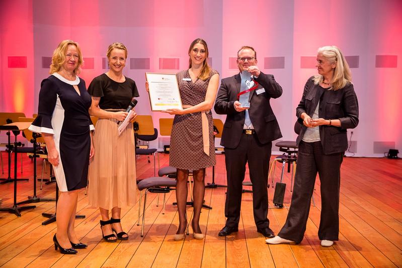 Feierliche Preisverleihung im Orchesterzentrum Dortmund: (v.l.) Sylvia Paul (Stiftung KinderHerz), Moderatorin Kerstin Braukmann, Julia Phorisch, PD Dr. Kai-Thorsten Laser, Isabel Pfeiffer-Poensgen