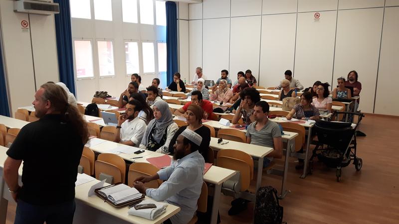 Wie arabische Muttersprachler/innen, die selbst geflüchtet sind, geflüchtete Kinder unterstützen können, zeigt Juniorprof. Dr. Gernot Aich (li.) beim Workshop.