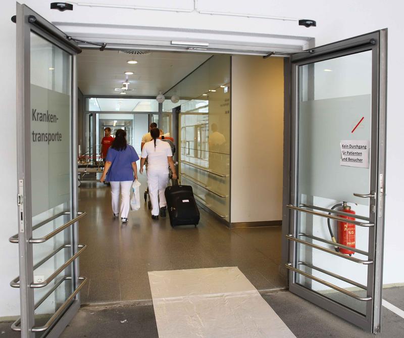 Das Klinikpersonal bringt Patientinnen und Patienten und deren Gepäck sicher an den neuen Klinikstandort am Oberen Eselsberg. 