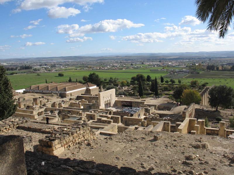 Blick über die islamische Palaststadt Madinat az-Zahra, mit dem Salon Rico und weiteren Residenzbauten. Im Hintergrund Cordoba
