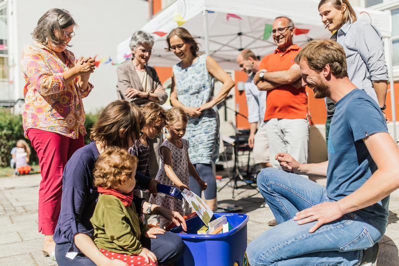 Jo Zynda (rechts im Bild) freut sich über die mobile Spielzeugkiste, die das CDFI als „Familienfreundliche Einrichtung des Jahres“ erhalten hat.