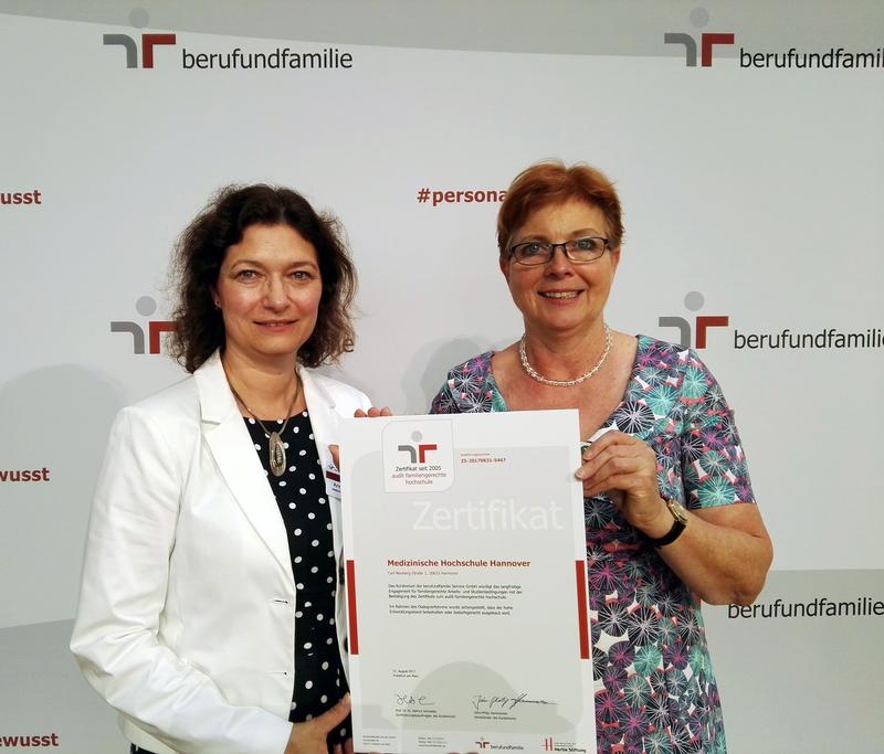  Dr. Bärbel Miemietz (rechts) und ihre Mitarbeiterin Andrea Klingebiel mit dem Zertifikat.