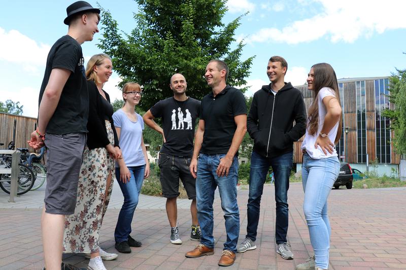 Mario Schmitz (Mitte) mit Studierenden des Fachbereichs Holzingenieurwesen, die ihn für den Lehrpreis nominiert hatten.