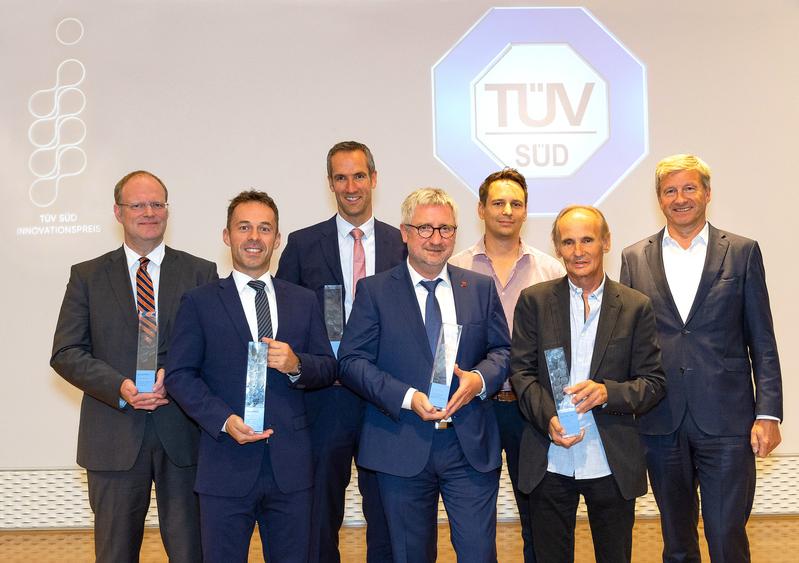 Prof. Dr. Thomas Höche vom Fraunhofer IMWS (1. v. l.) und Uwe Wagner, 3D-Micromac AG (2. v. l.) freuen sich über den 1. Platz des Innovationspreises 2018, der zweitmalig vom TÜV Süd vergeben wurde.