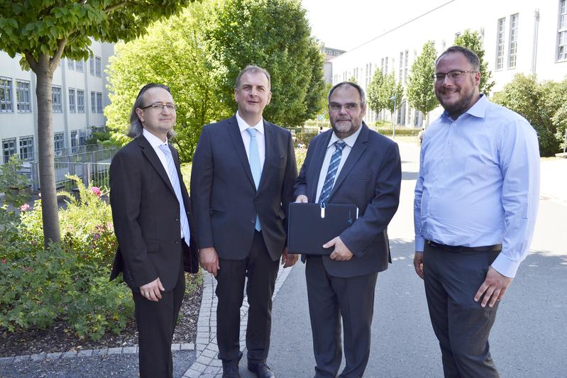 Rektor Prof. Dr. Steffen Teichert (2. v. r.) gemeinsam mit Reinhard Hoffmann (2.v.l.), Christian Otto Grötsch (r.) und Prof. Dr. Andrej Werner, Fachbereich Wirtschaftsingenieurwesen der EAH Jena, l.