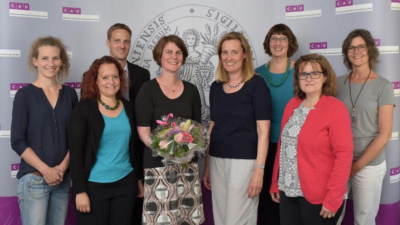 CAU-Vizepräsidentin Professorin Karin Schwarz (4.v.r.) gratuliert der neuen Geschäftsführerin des Postdoc-Zentrums an der CAU Kiel Dr. Gesche Braker (4.v.l.) zu ihrer neuen Aufgabe. 