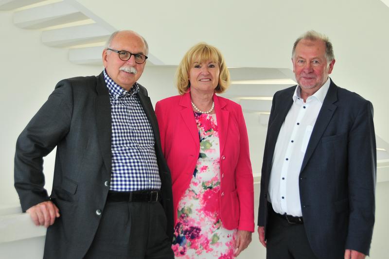 Prof. Dr.-Ing. Matthias Kleiner (li.), Präsident der Leibniz-Gemeinschaft, zusammen mit dem Vorstand des FLI, Dr. Daniele Barthel (Admin. Vorstand) und Prof. Alfred Nordheim (Wiss. Direktor, re.).