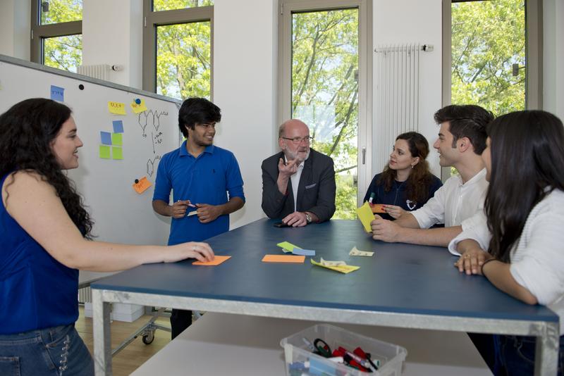 Auch zwei Workshops gehören zum Programm des Zulassungstags. Einer von ihnen dient der Studienorientierung insgesamt, ein anderer stellt das Vorbereitungsjahr Medizin vor.