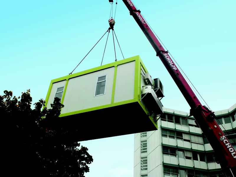 Aufstellung des Containers auf dem Campus.