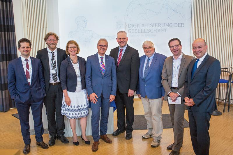 Unser Podium 2018: der Niedersächsische Wissenschaftsminister Björn Thümler (4.v.r.), Dr. Volker Müller - UVN (rechts), Lars Reckermann - Chefredakteur NWZ (2.v.r.) und der OFFIS-Vorstand