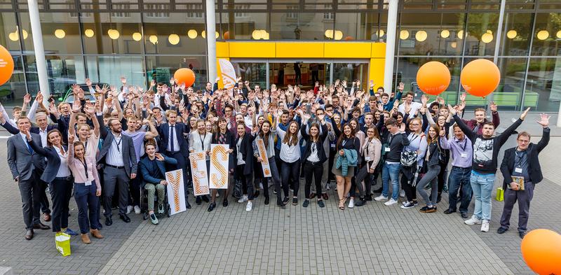 Das „YES! – Young Economic Summit“ ist einer der größten Schulwettbewerbe rund um wirtschaftliche und gesellschaftliche Herausforderungen für die junge Generation in Deutschland.