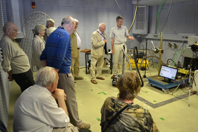 Mitglieder des Vereins „Technik-Geschichte in Jena“ im Akustiklabor des Fachbereichs Maschinenbau der EAH Jena, re. Laboringenieur Bernhard Kühn