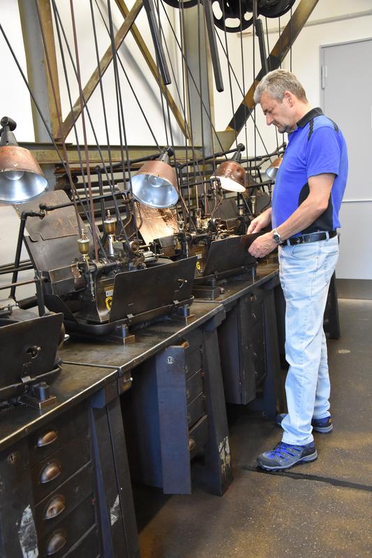 Laboringenieur Andreas Reichardt führt die historische Automatendreherei vor