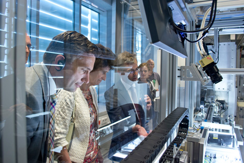 Wirtschaftsminister Martin Dulig und Wissenschaftsministerin Dr. Eva-Maria Stange stellen Masterplan Energieforschung am Fraunhofer IWS Dresden vor 