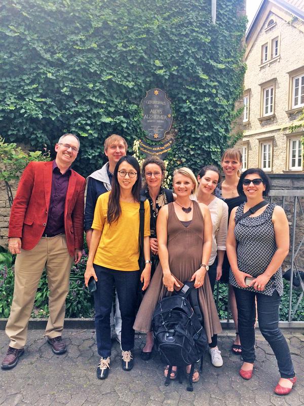 Die deutsch-australische Gruppe vor dem Geburtshaus von Alois Alzheimer in Marktbreit 