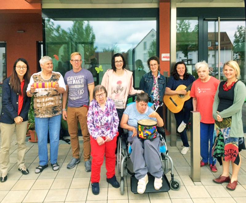 Tabea Thurn (Mitte, FHWS) mit Bewohnern und der Leiterin des „Wohnheim 50plus“ in Haßfurt mit der australischen Gruppe 