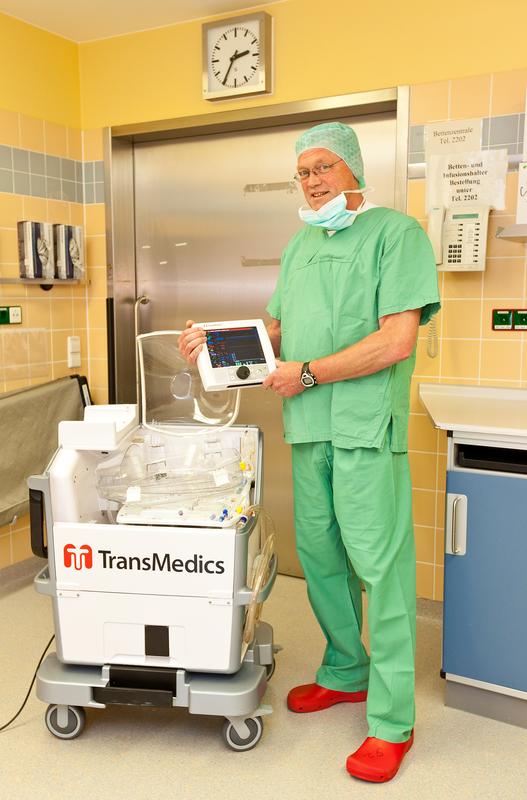 Professor Dr. Axel Haverich, Direktor der MHH-Klinik für Herz-, Thorax-, Transplantations- und Gefäßchirurgie, neben einem OCS