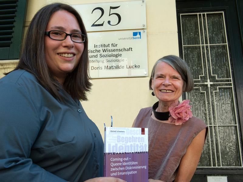 Dr. Bärbel Schomers (links) und Prof. Dr. Doris Mathilde Lucke vor dem Institut für Politische Wissenschaft und Soziologie der Universität Bonn. 