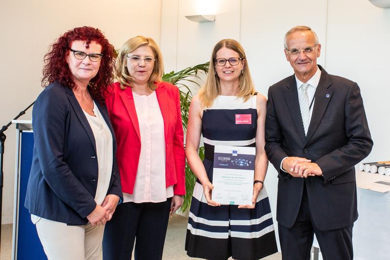 Übergabe der Finalisten-Urkunde in Straßburg: EU-Abgeordnete Kerstin Westphal, EU-Kommissarin Corina Crețu, Dr. Alexandra Lex-Balducci vom CEEC Jena und EU-Abgeordneter Lambert van Nistelrooij.