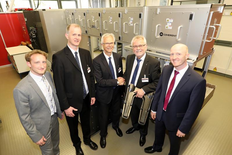 Handover of the Coherent system LineBeam 155 to Fraunhofer ILT.