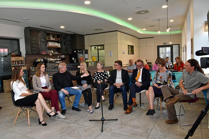 Foto von links: Teresa Höh, Sabine Mesletzky, Martin Görlitz, Prof. Dr. Nicole Krautkrämer-Merkt, Prof. Dr. Daniela Bauer, Michael Denck, Prof. Dr. Thomas Schnick, Nele van Wieringen, Sascha Krause