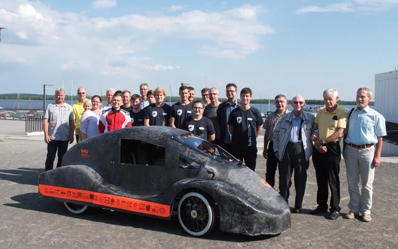 Das studentische Team Lausitz Dynamics der BTU Cottbus-Senftenberg mit Unterstützern und Sponsoren und dem neuen Ernergiesparmobil MAMMUT am Senftenberger Stadthafen.