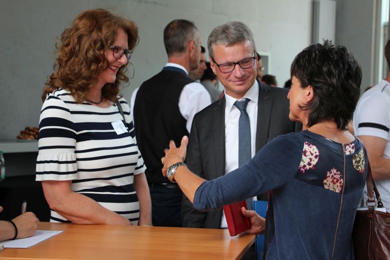 Kultusminister Bernd Sibler im Gespräch mit Lehrerinnen des St.-Michael-Gymnasiums Metten und des St.-Gotthard-Gymnasiums Niederalteich