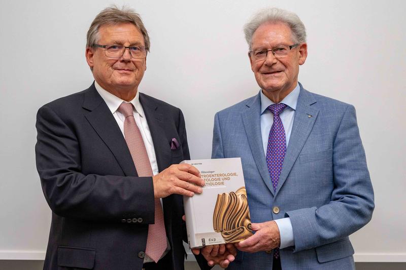 Prof. Dr. Dieter Häussinger und Prof. Dr. Hans Süssmuth bei der Buchpräsentation im Leber- und Infektionszentrum der Düsseldorfer Uniklinik. 