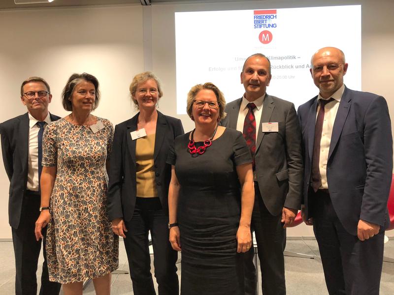 Auf dem Podium: Professor Dr. Helmut Maurer, Dr. Beate Kummer, Dr. Gitta Egbers, Bundesumweltministerin Svenja Schulze, Professor Dr. Mario Schmidt von der Hochschule Pforzheim und Andreas Kuhlmann.