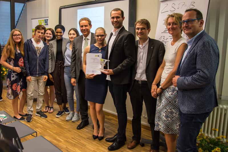 Von rechts: Volker Heißmann, Britta Stolte, Prof. Dr. Dr. Elmar Nass und Schirmherr Markus Braun gratulierten der Klasse B11A der beruflichen Oberschule für Wirtschaft in München zum 1. Platz