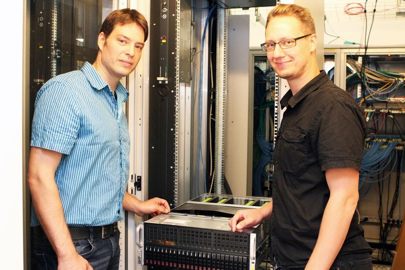 Die „Architekten“ des neuen Hochleistungscomputers für die Bioinformatik: Dr. Lars Wienbrandt (links) und Dr. Jan Christian Kässens vom IKMB der Uni Kiel und dem Exzellenzcluster Entzündungsforschung