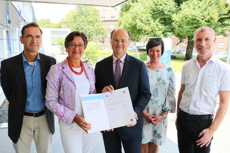 Ralf Schneider, Christiane Levold, Hochschulpräsident Prof. Dr. Hans-Hennig von Grünberg, Simone Dargel und Prof. Dr. Thomas M