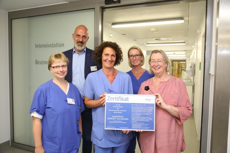   Übergabe des Zertifikats im Alfried Krupp Krankenhaus in Essen, vlnr.:  Maria Hollenhorst, Fachkrankenschwester für Intensivmedizin, Dr. rer. medic. Dirk Ashauer,Pflegedirektor, Beate Bichmeier, st