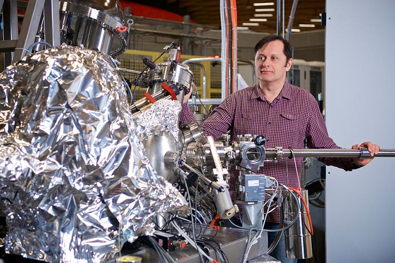 Vladimir Strocov an der ADRESS-Strahllinie der Synchrotron Lichtquelle Schweiz SLS am Paul Scherrer Institut, wo die Messungen durchgeführt wurden. 