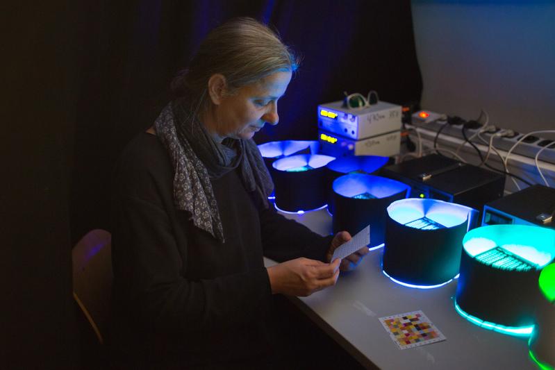 Die Physikerin Dr. Beate Villmann im Lichtlabor der HTWK Leipzig. 