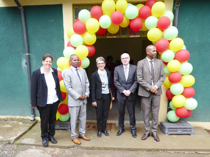 Feierliche Eröffnung der neuen Kühlkammer der Genbank von Addis Abeba.  v.l.n.r. Dr. Ulrike Lohwasser, Dr. Gemedo Dalle, Brita Wagener, Friedrich Wacker, Dr. Melesse Maryo