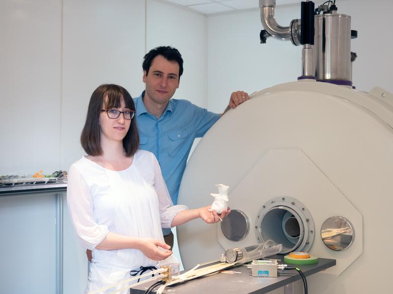 Marta Brocka und Michael Lippert vor dem Kleintierscanner, der die Hirnaktivität im Rattengehirn in den Belohnungsexperimenten sichtbar gemacht hat. 